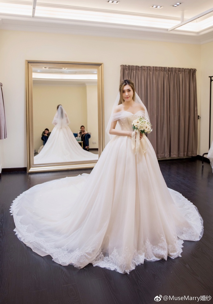 你喜欢长发却留着短发 你喜欢苗条却瘦不下去 你喜