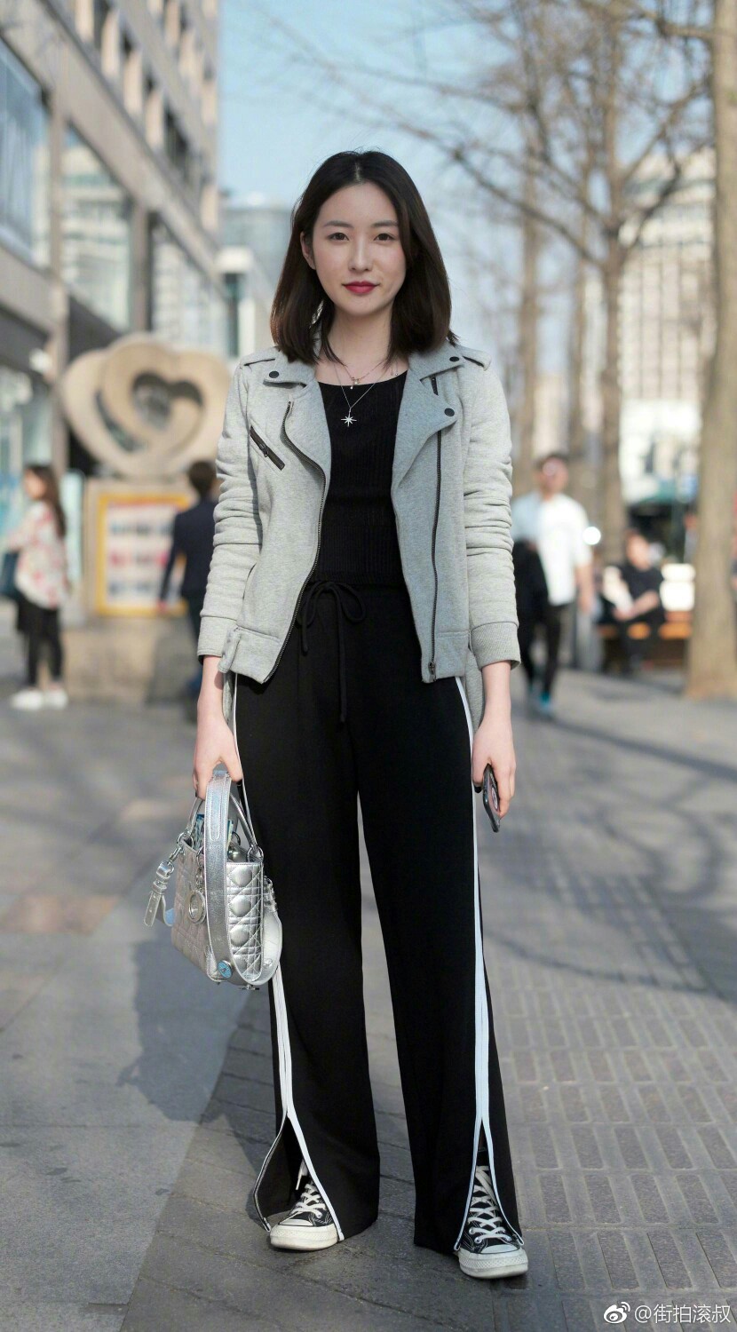 3月27日街拍更新,运动裤配机车外套的随意美