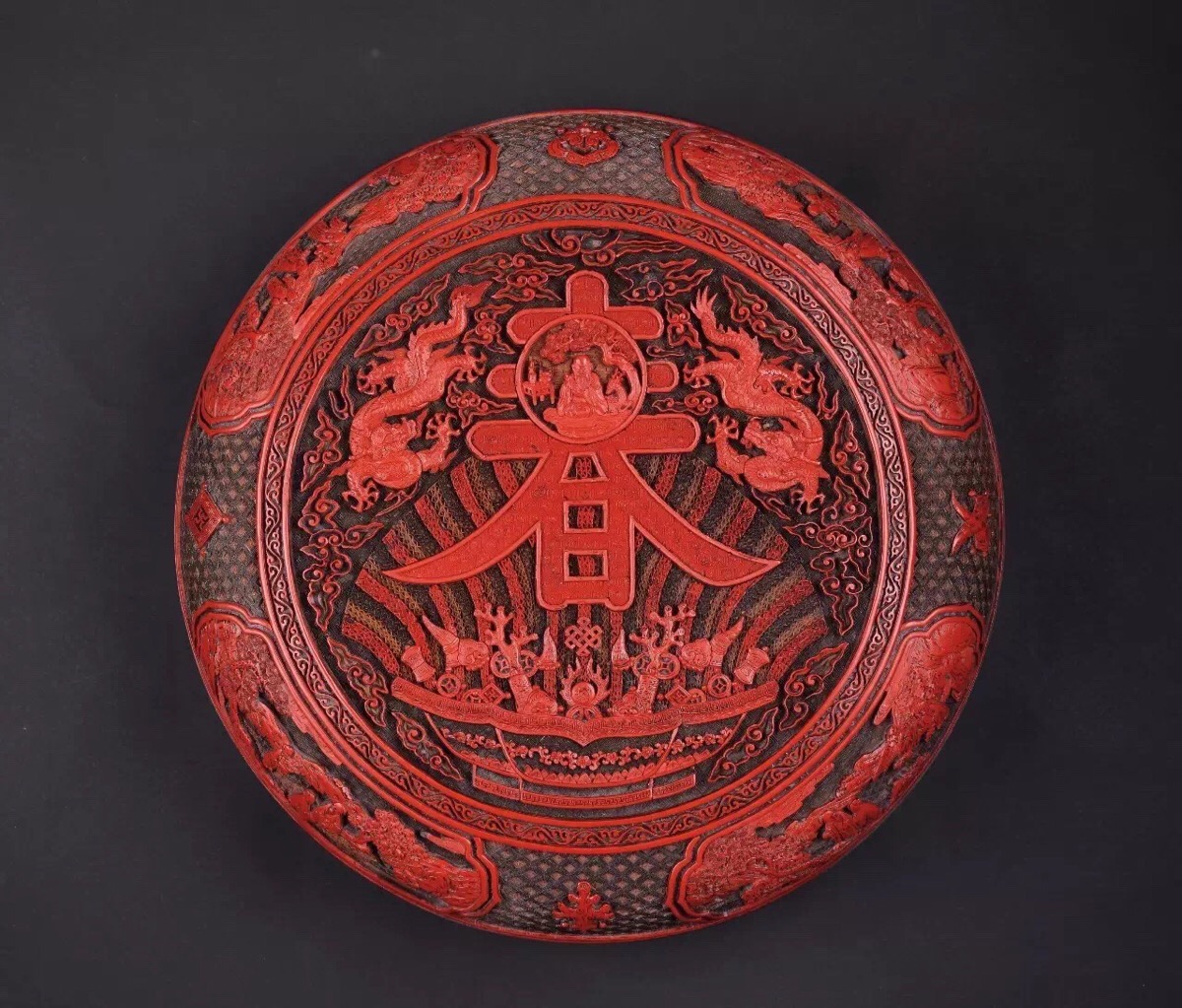 5 cm 雕工果断遒劲,刀法精准有力,是乾隆年间仿制嘉靖雕漆的代表作品.