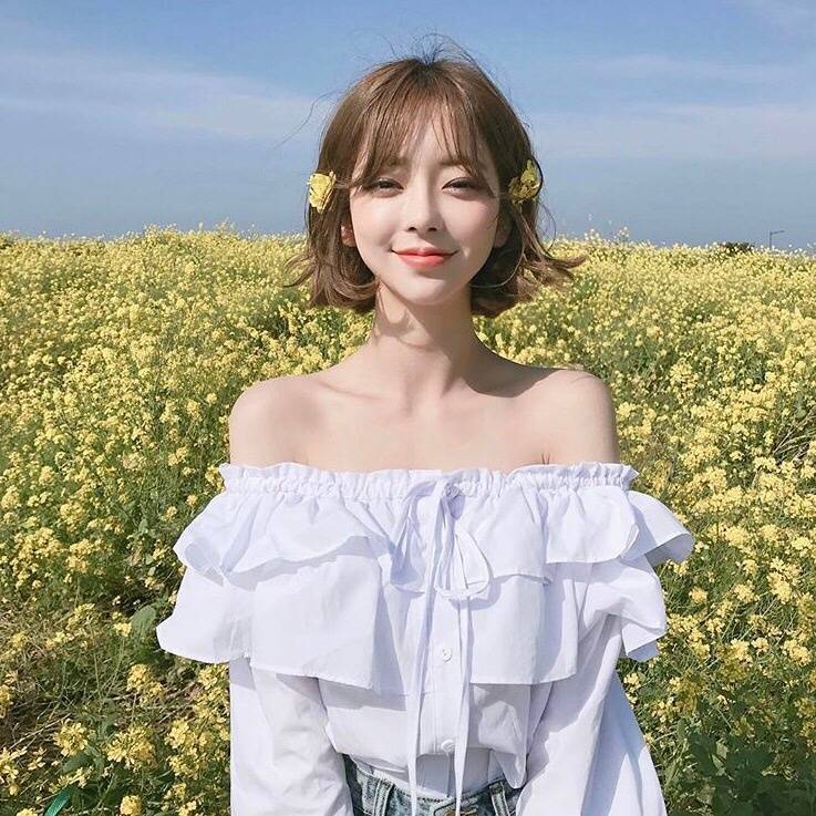 "风吹散花瓣 才闻见花香人已走远 才望时光复还 都太晚"女生头像