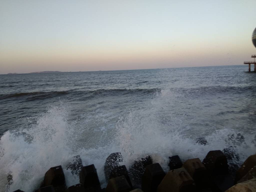 波涛汹涌的大海