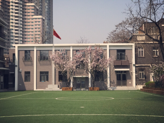 岳阳道小学,铁门后面的操场真的很美～很吸睛,在这里上学,随时都可以