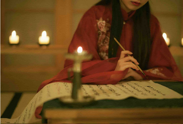 玉楼银烛夜深深,愁见曲中双泪,落香襟.