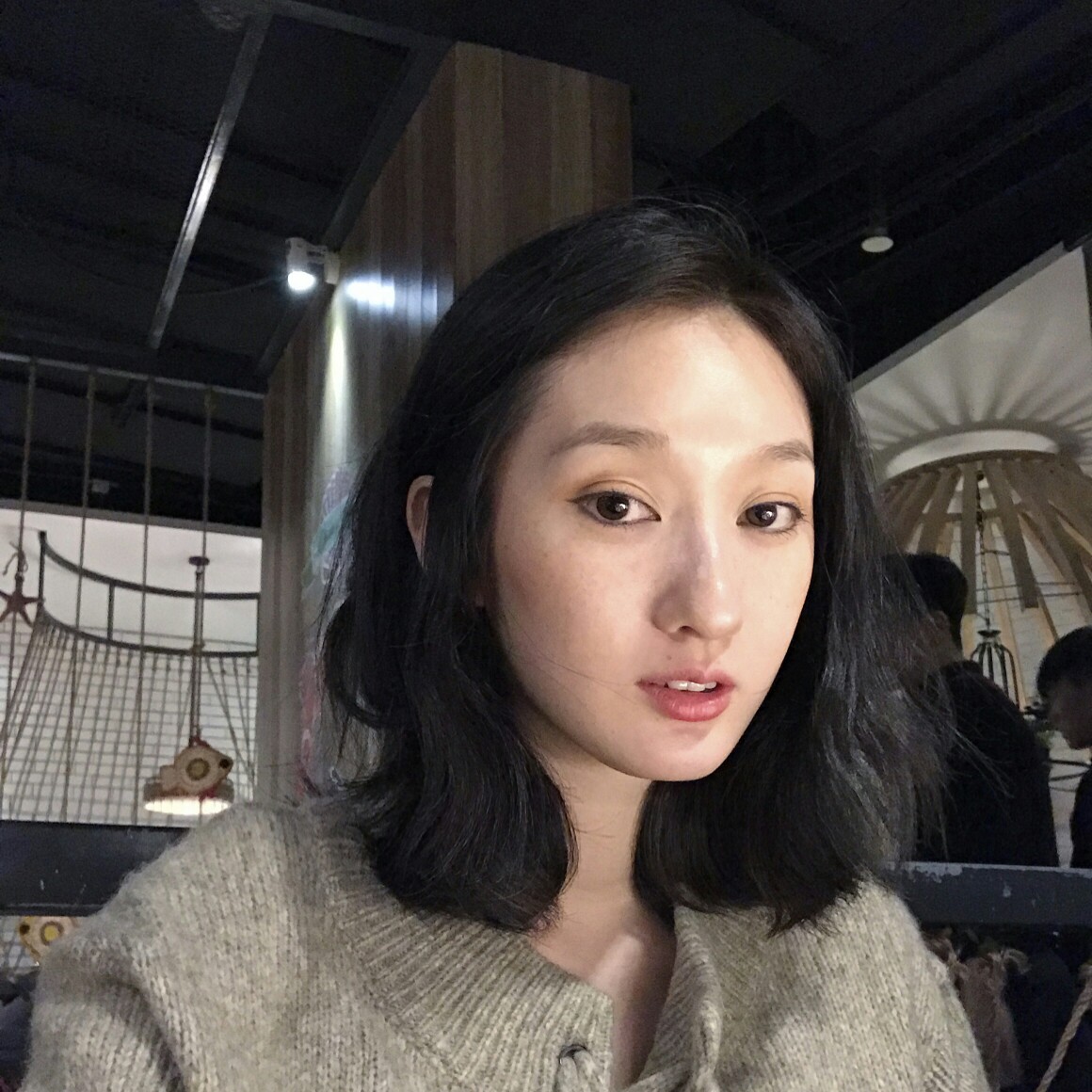 喜欢这样的长相,上翘的眼角,细长的内眦角,鼻头圆尖而长.