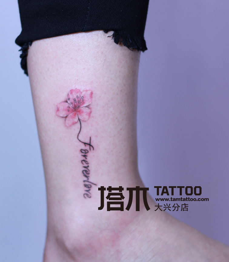 女孩脚踝花纹身英文纹身