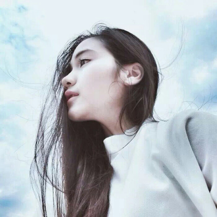 双手遮脸的伤感图片