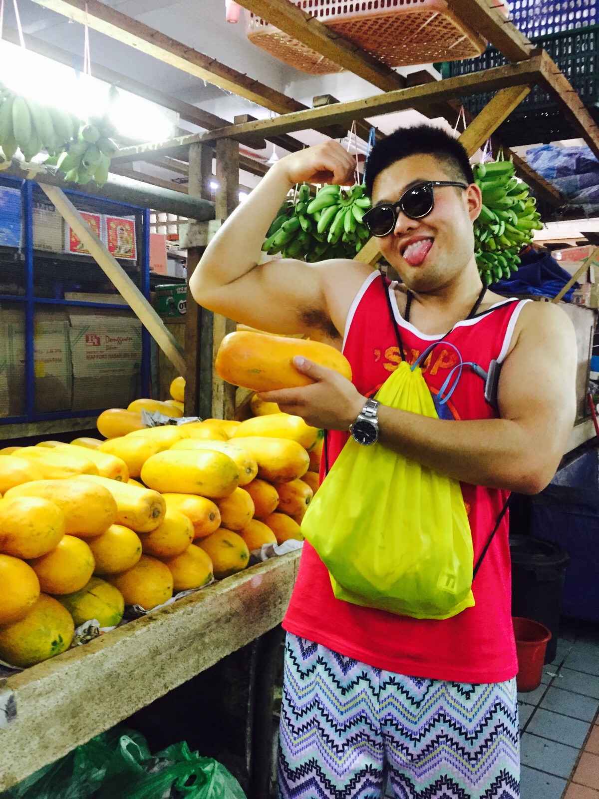 便宜而且甜.可是他们的西瓜很难吃的. 你们也可以买剥好的木瓜条.