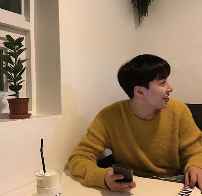 男生头像 韩国 正太 手举 手不要给别人牵怀抱也要留给我
