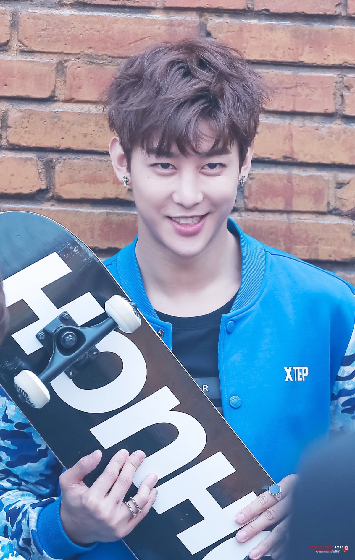 161010 特步广告拍摄 #uniq周艺轩# cr:logo