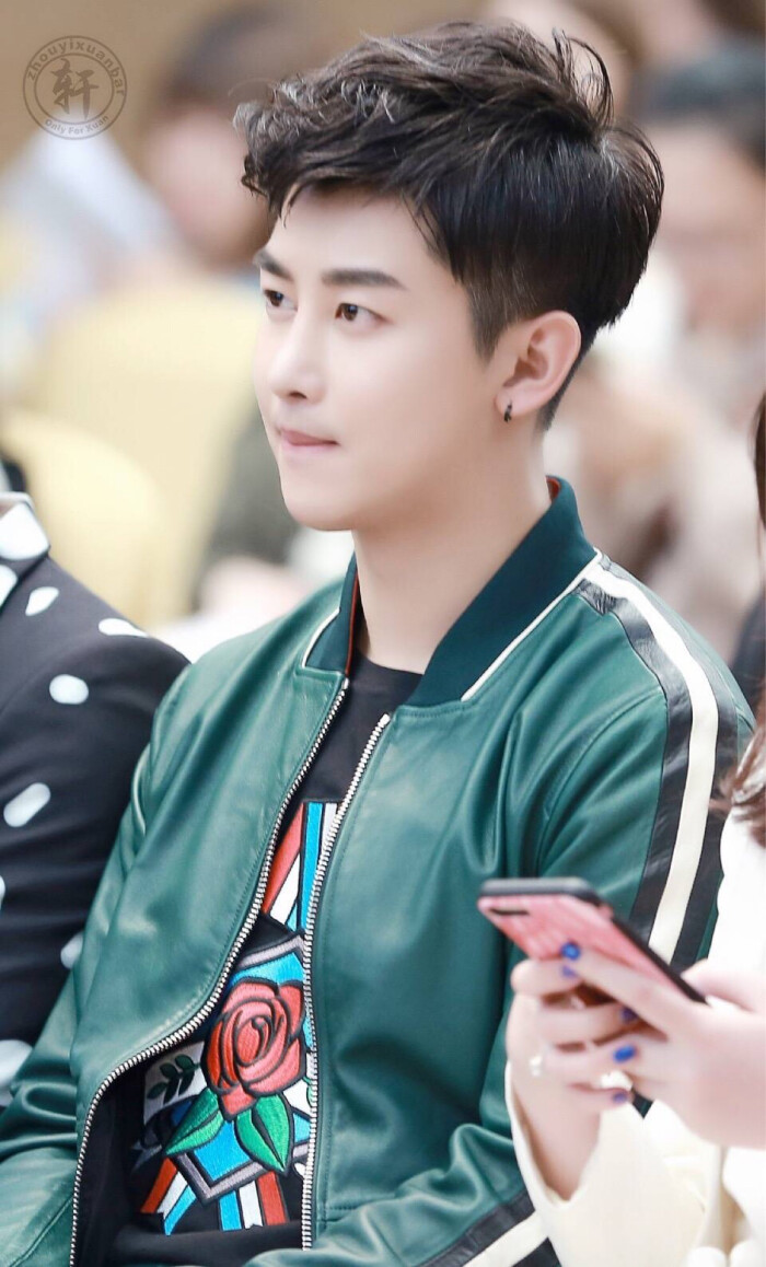 170418 乐华娱乐签约发布会 #uniq周艺轩# cr:logo