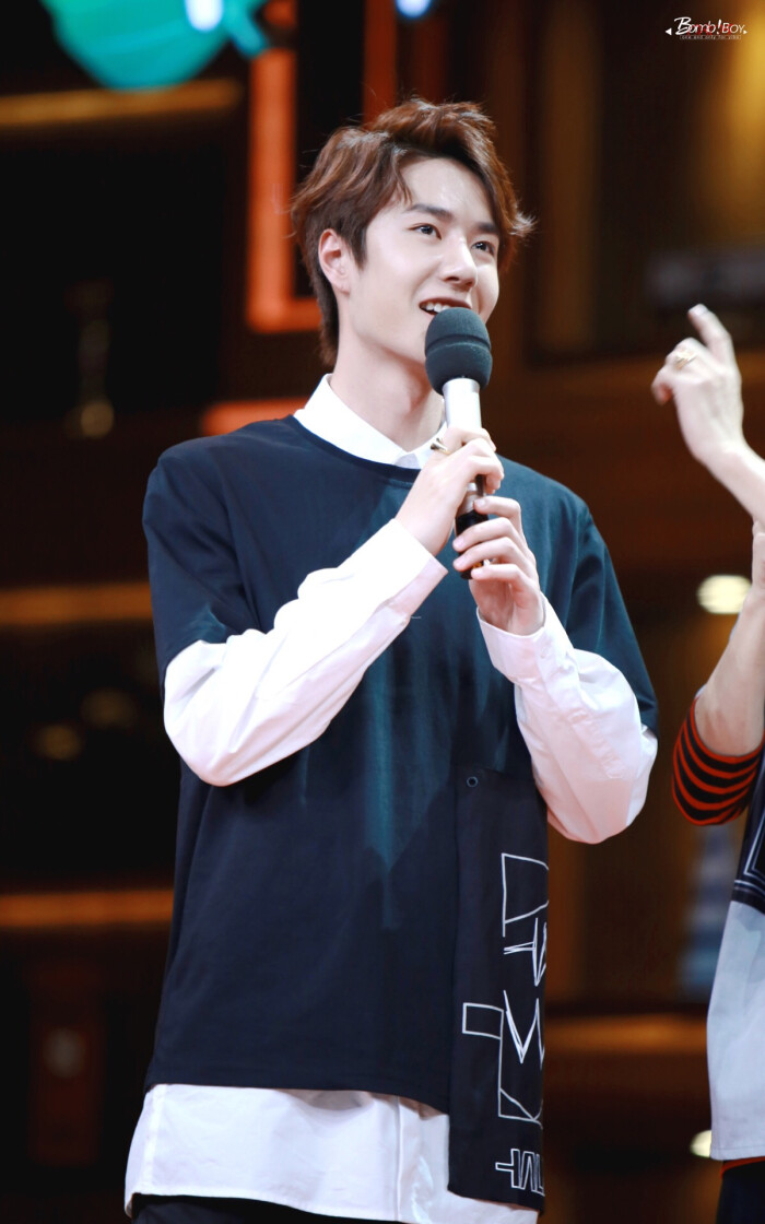 170427 天天向上录制 #uniq王一博# #天天向上王一博# cr:logo