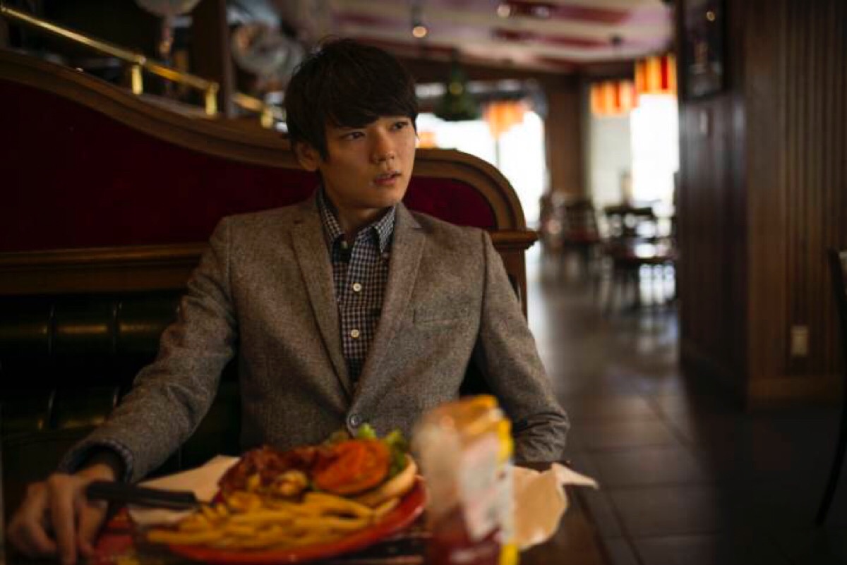 西装革履 盯盯盯!