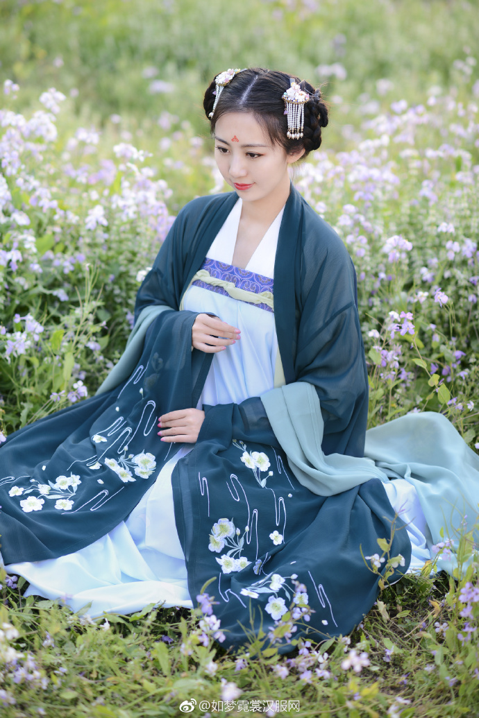 置顶#汉服美少女# 如梦霓裳汉服春夏#汉服# 之月照梨花.