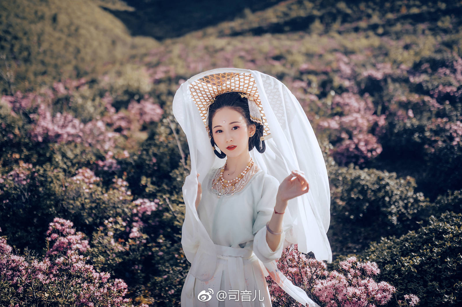 摄影疯子charles出镜司音儿