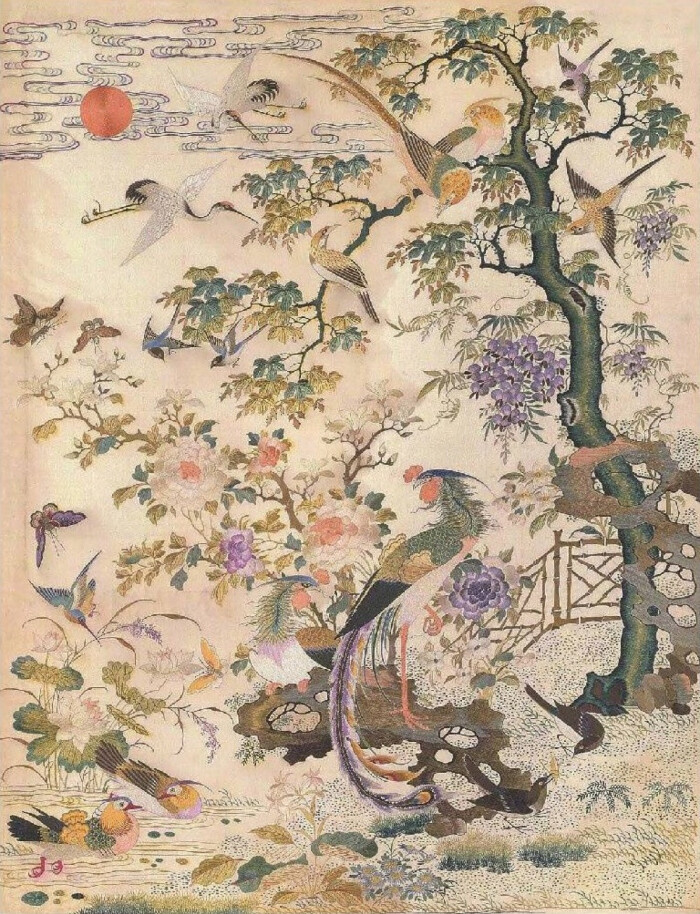 画面绣一轮红日高挂天边,梧桐树下百花争艳, 双凤引来百鸟齐鸣,表达