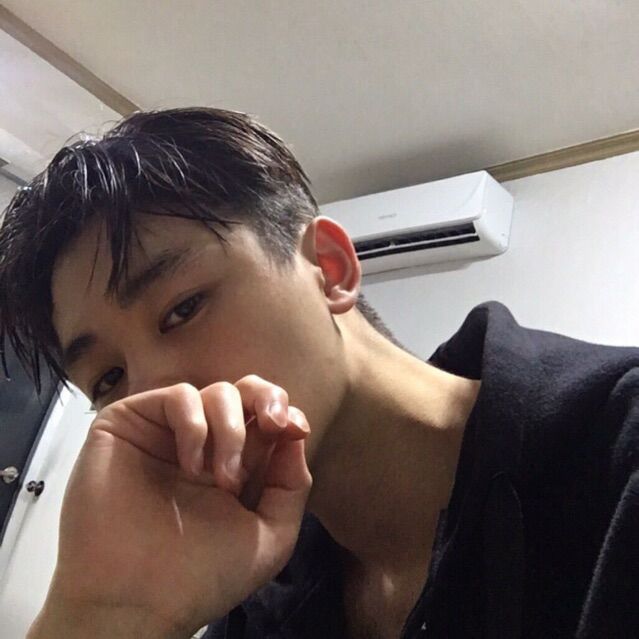 男生头像 韩国 正太 手举 手不要给别人牵怀抱也要留给我