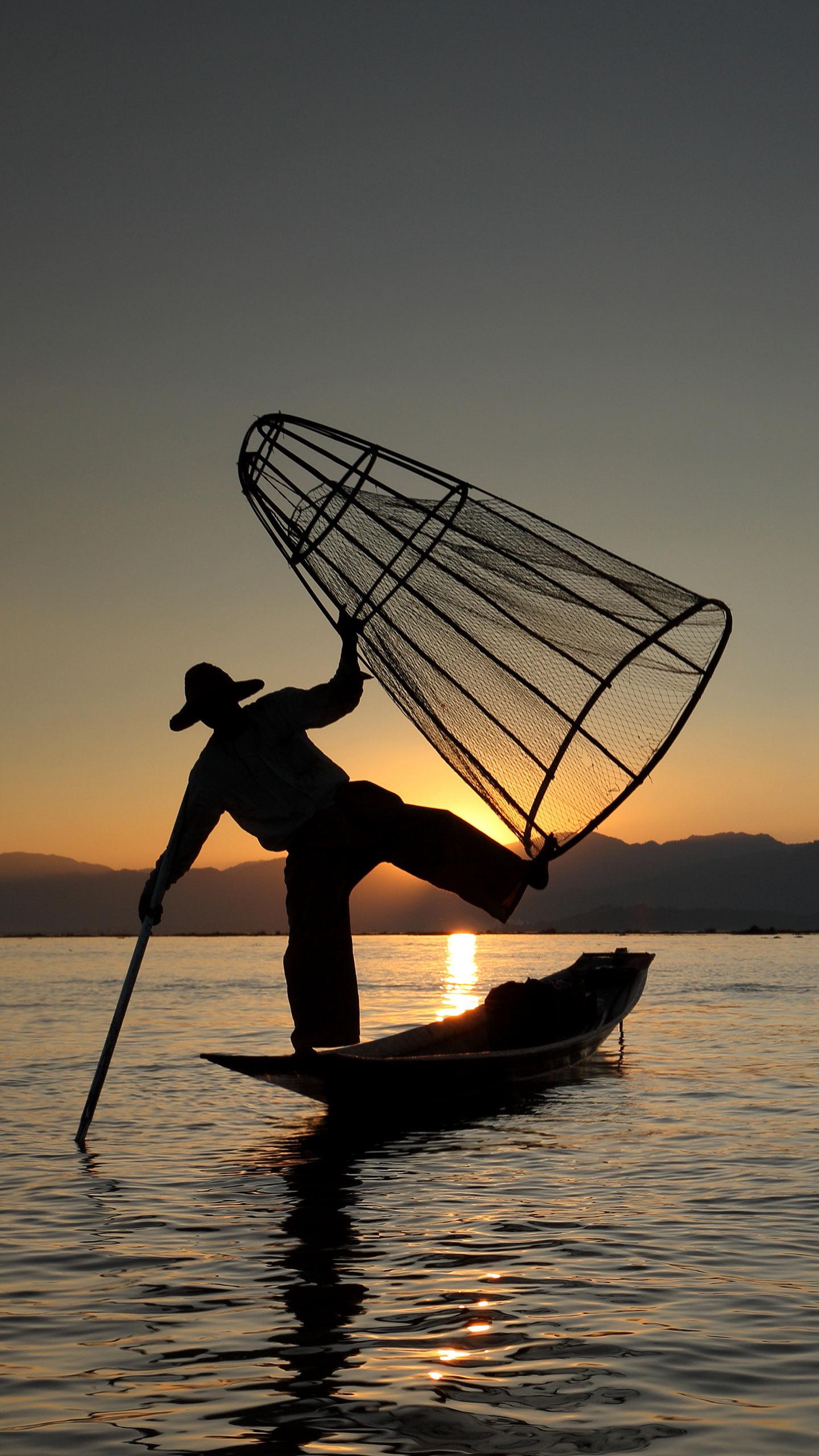【缅甸——单脚打鱼人】单脚划船捕鱼是缅甸茵莱湖