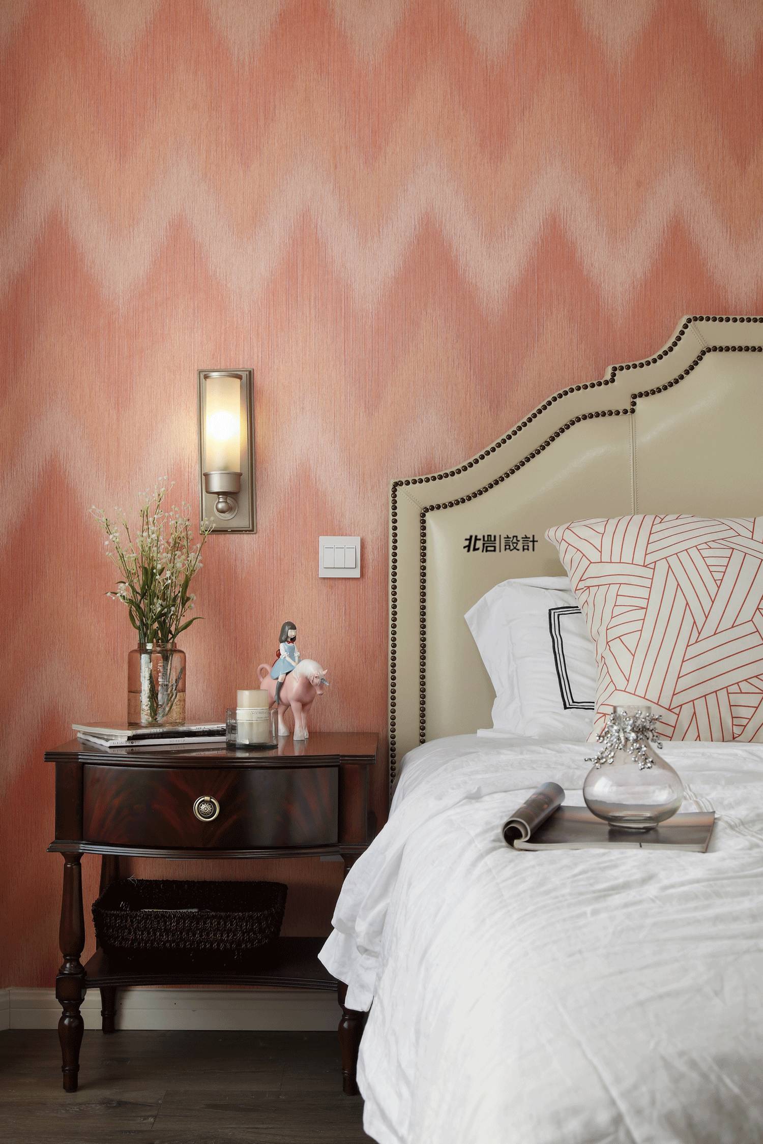 在橘红色壁纸的映衬下,台灯释放处的光线更加柔软温暖,整个房间气质
