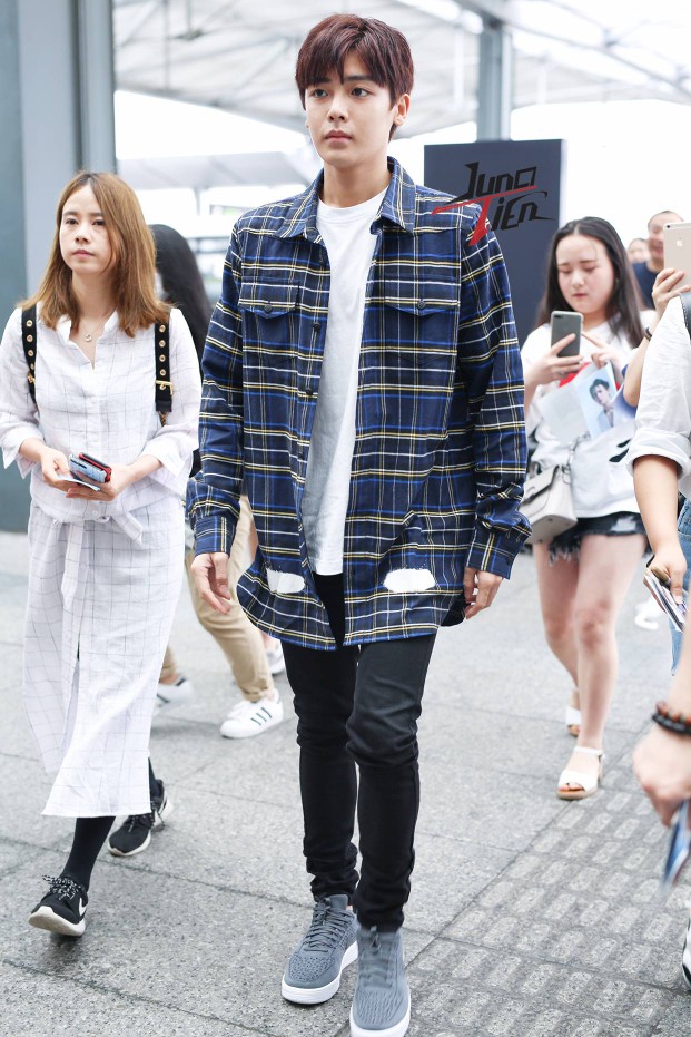 侯明昊(机场:上海飞广西)旁边白色长裙是老侯经纪人vivi姐