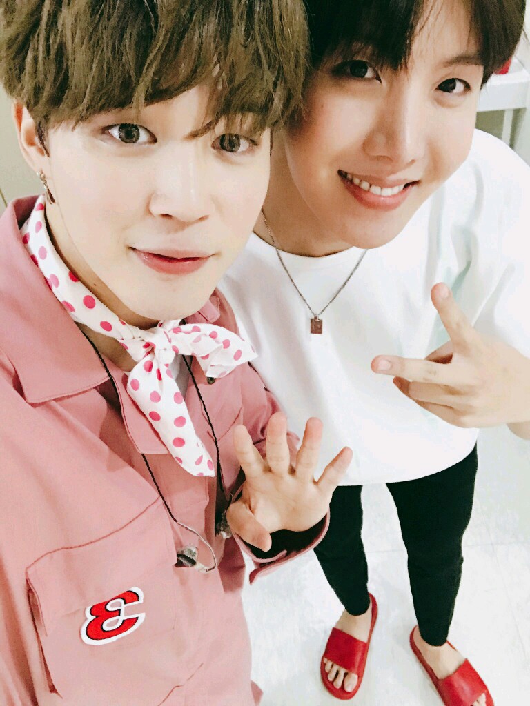 金硕珍(jin),闵玧其(suga),郑号锡(j-hope),朴智旻(jimin),金泰亨(v)