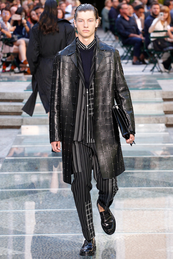 versace(范思哲)于米兰男装周发布2018春夏男装系列