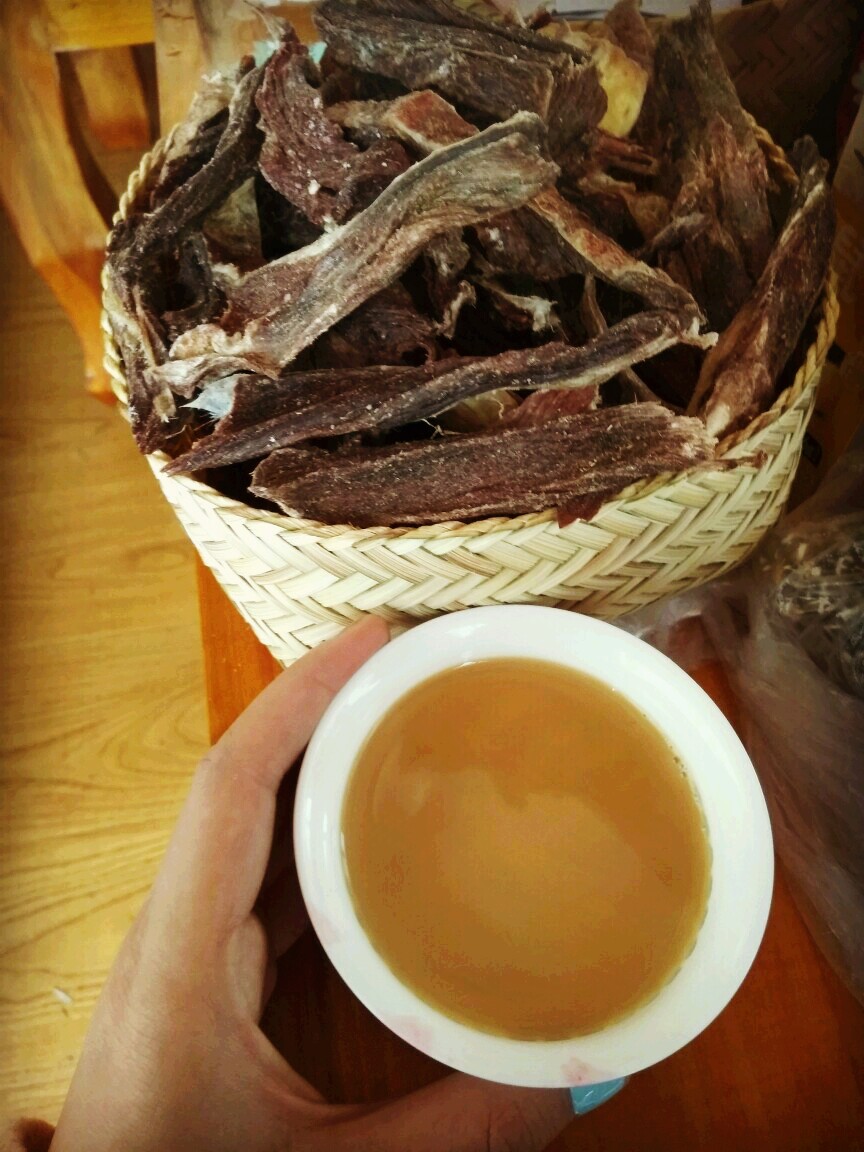 藏民家自制牦牛肉干和甜茶牦牛肉干有些人会吃不惯,要专门蘸着藏式