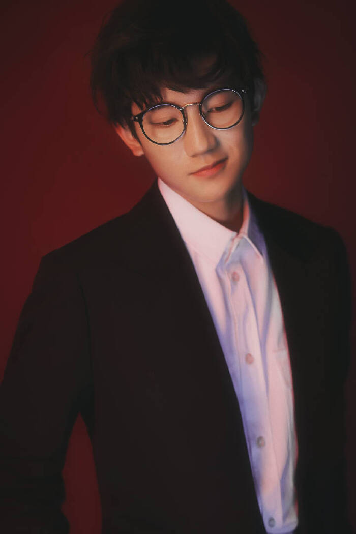 王源#时尚健康17周年封面杂志,少年骑士.