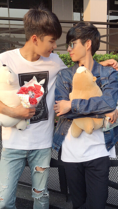 泰剧爱来了别错过 toeysittiwat book 学霸 张贵鑫 ohmpawat frame
