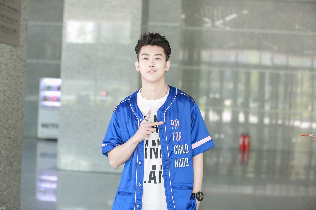 170525  中国有嘻哈>录制 #uniq周艺轩# cr:logo