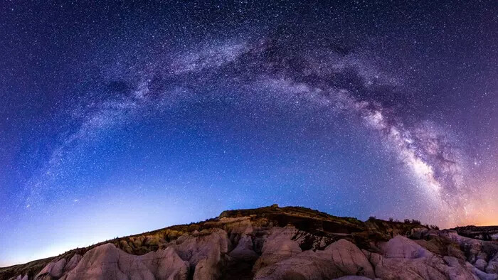 星空中银河与极光的唯美夜景图片