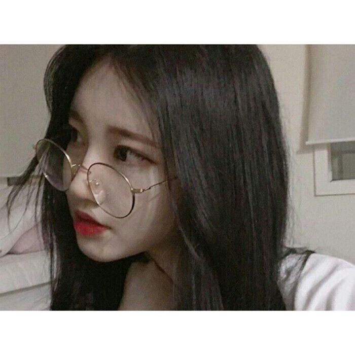 戴眼镜白边女头