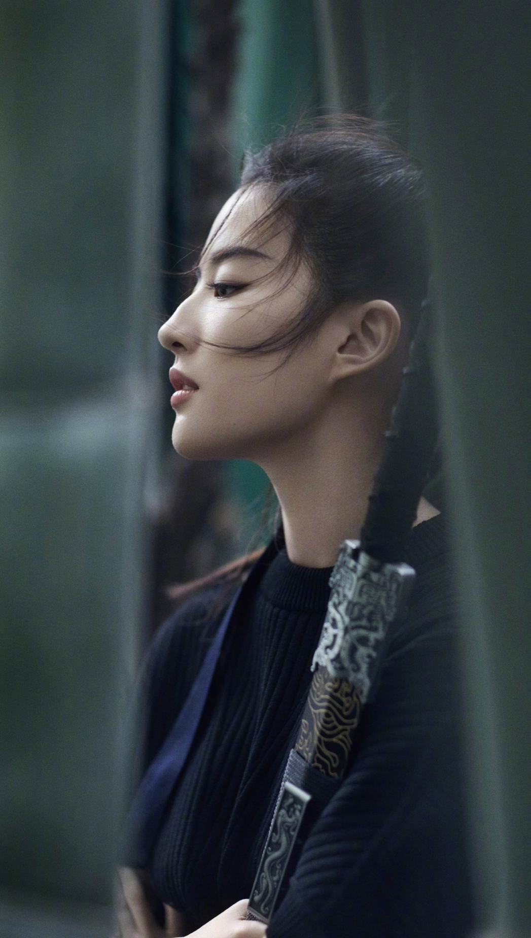【刘亦菲持剑拍时尚大片 剑眉英挺尽展侠女风范】壁纸 明星 美女 女神