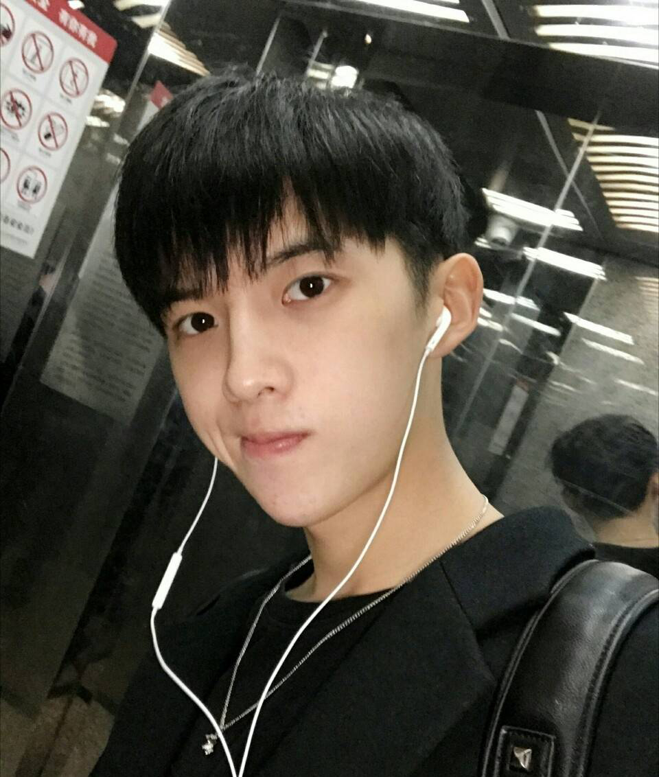 男头像 (孙泽源)可爱的小哥哥 壁纸 有微博噢 喜欢的话点击收藏点赞噢