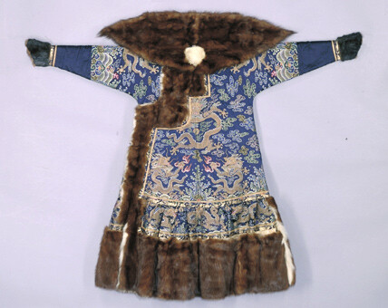 【蓝缎妆花彩云金龙纹天马皮男朝袍】清康熙,身长150cm,两袖通长208cm