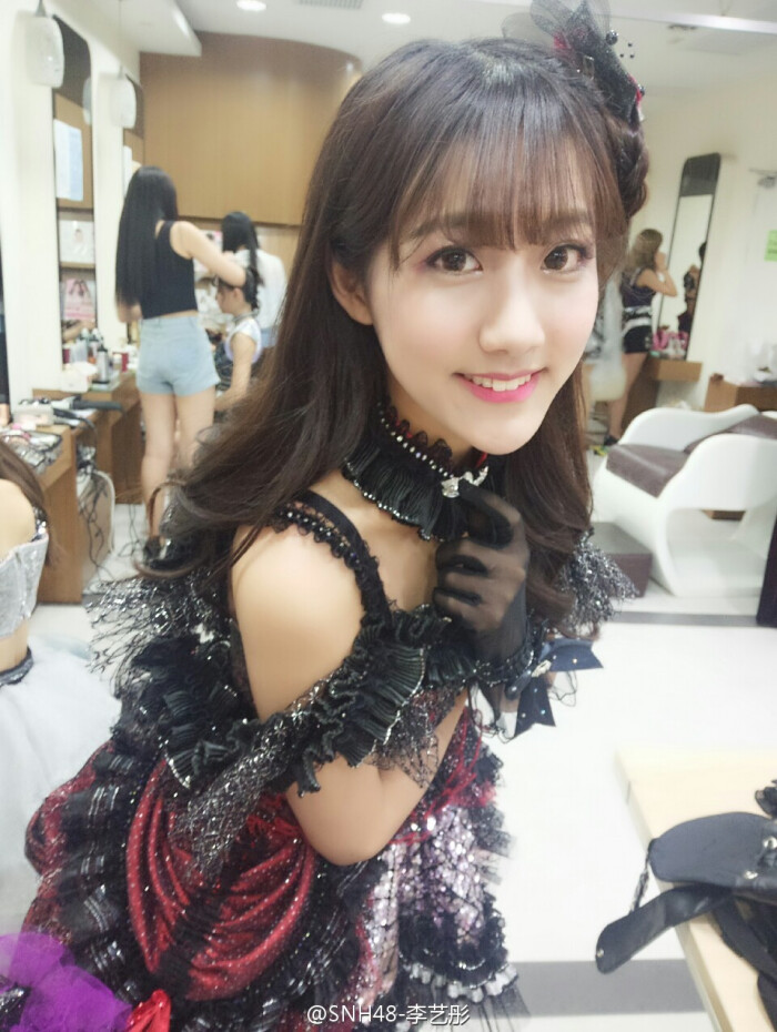 李艺彤 
