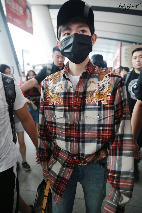 王天龙,衣服上也有两条龙