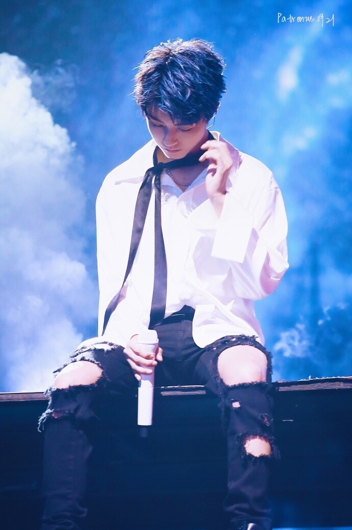 王俊凯 凯爷 tfboys四周年南京演唱会 王俊凯跳舞染发 蓝色 炫酷