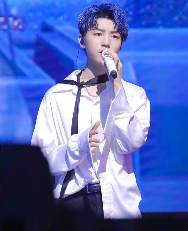 王俊凯 tfboys四周年演唱会 染发 蓝色 炫酷