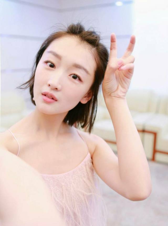 发型diva# 周冬雨 刘海 短发 扭发女贩