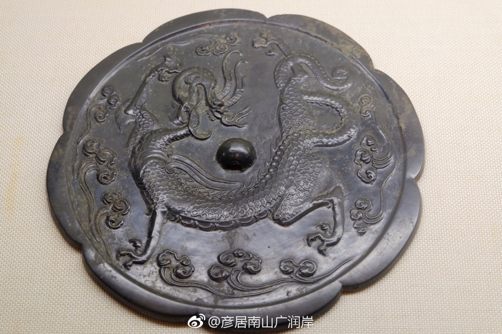 唐盘龙纹葵花形青铜镜.1976年新建县昌邑公社出土,现藏江西省博物馆