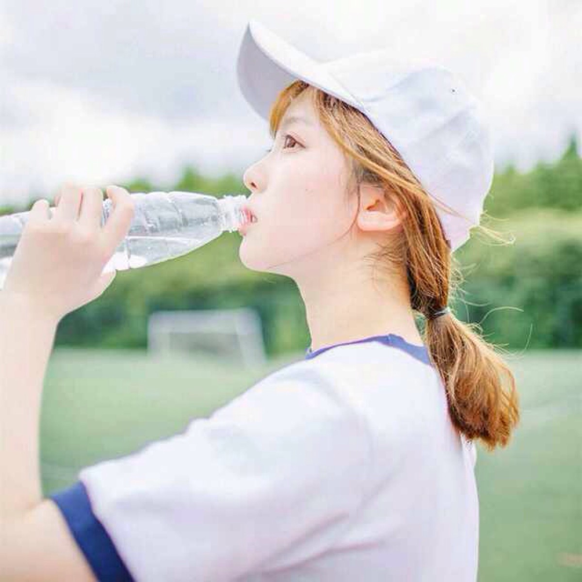 喝水的女孩子侧面头像图片