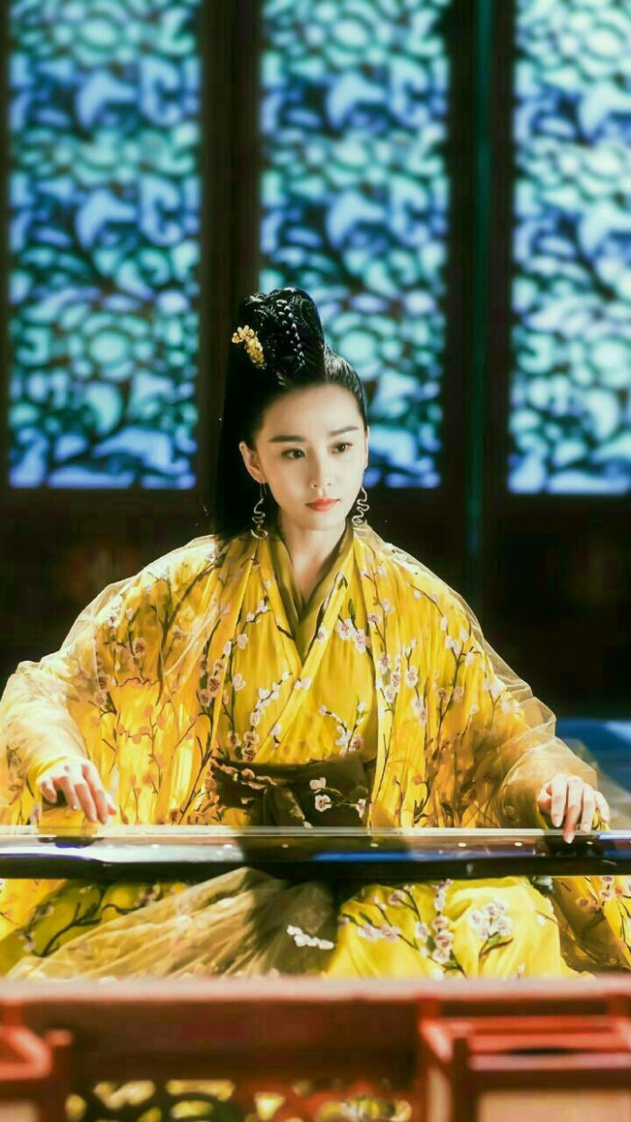 类别:古装醉玲珑剧情介绍:凤卿尘是巫族圣巫女,掌管巫族圣物九转玲珑
