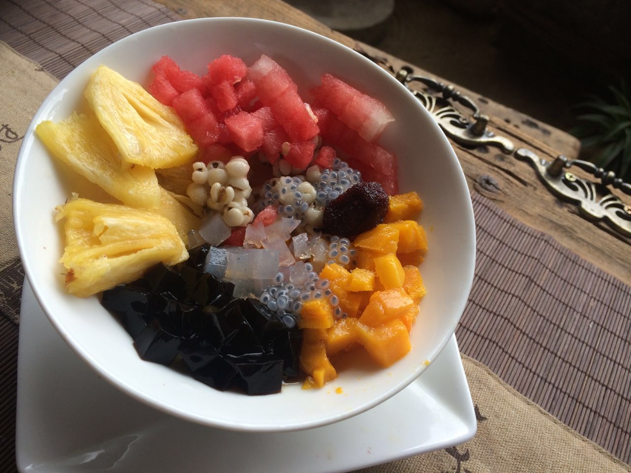 四果汤是一道美味可口的名点,属于闽菜系.味甜爽口,清凉解毒.