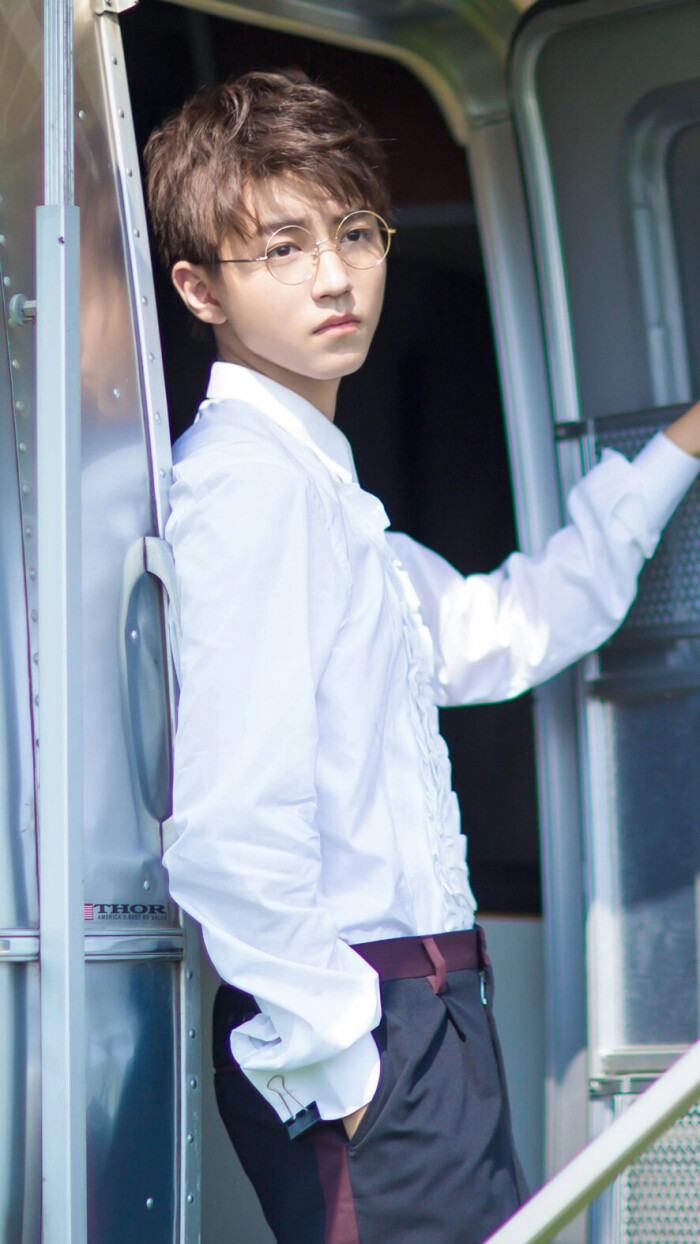 TFBOYS王俊凯帅气霸气,TFBOYS王俊凯帅气霸气 王俊凯 #tfboys 时尚芭莎封面拍摄花絮 高清 帅气