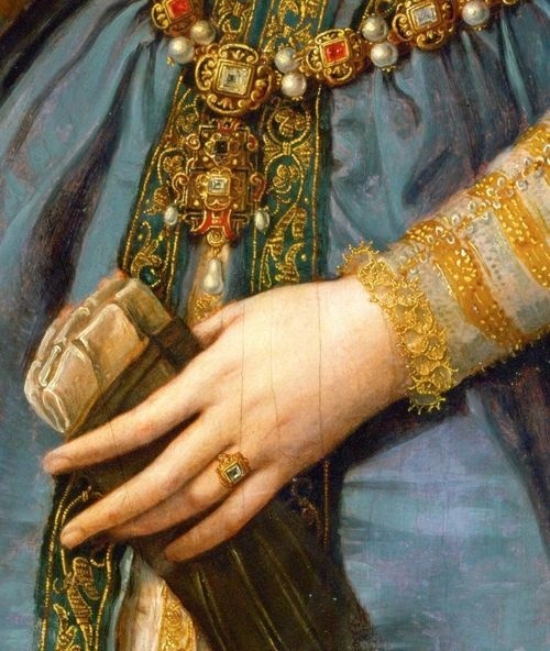 在文艺复兴时期,戴着手套是一个很常见的特征,我们经常可以在油画中