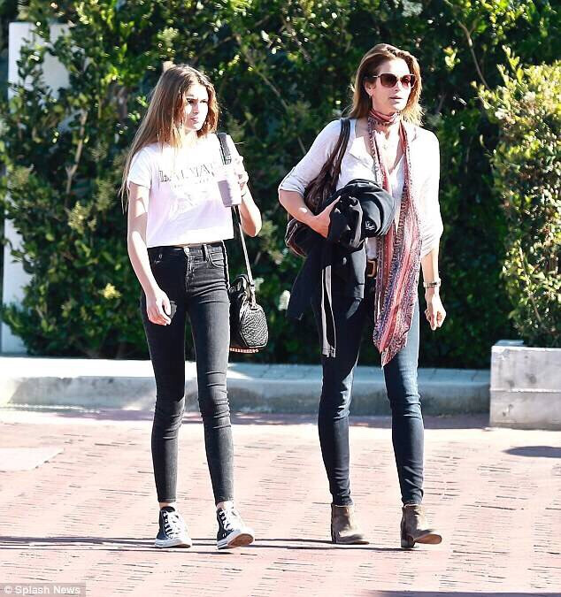 凯雅·杰柏 (kaia gerber) 2001年9月3日出生于美国加利福尼亚州