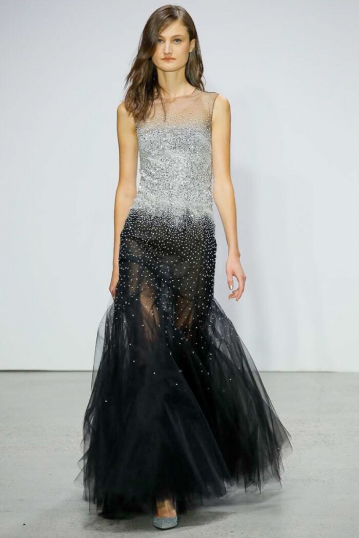 的西服裤装以及直筒裙缓缓走下电梯,大胆的配色以及现代感的印花图案