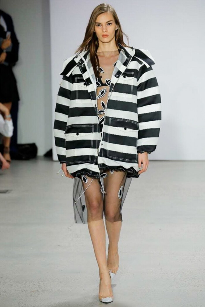 的西服裤装以及直筒裙缓缓走下电梯,大胆的配色以及现代感的印花图案