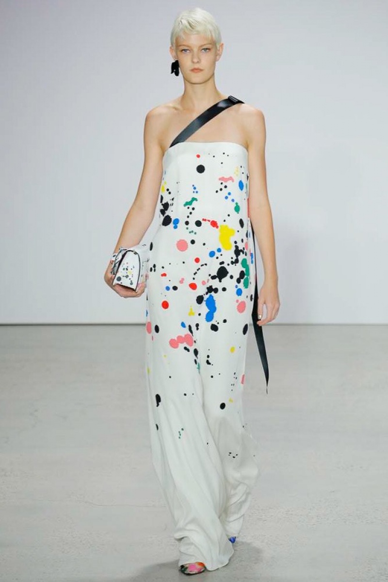 大胆的配色以及现代感的印花图案,都使服装更加年轻,800_1200竖版 竖