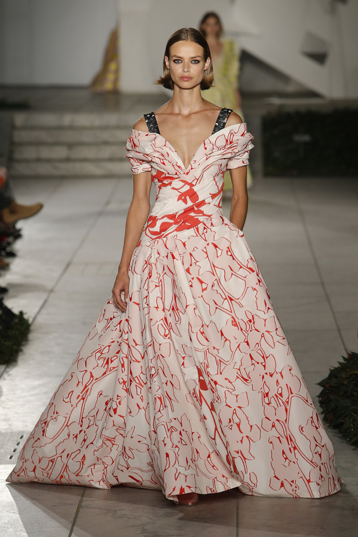 出现了大量复古泡泡袖,优雅的铅笔裙以及高腰裤的设计都充满了时代感